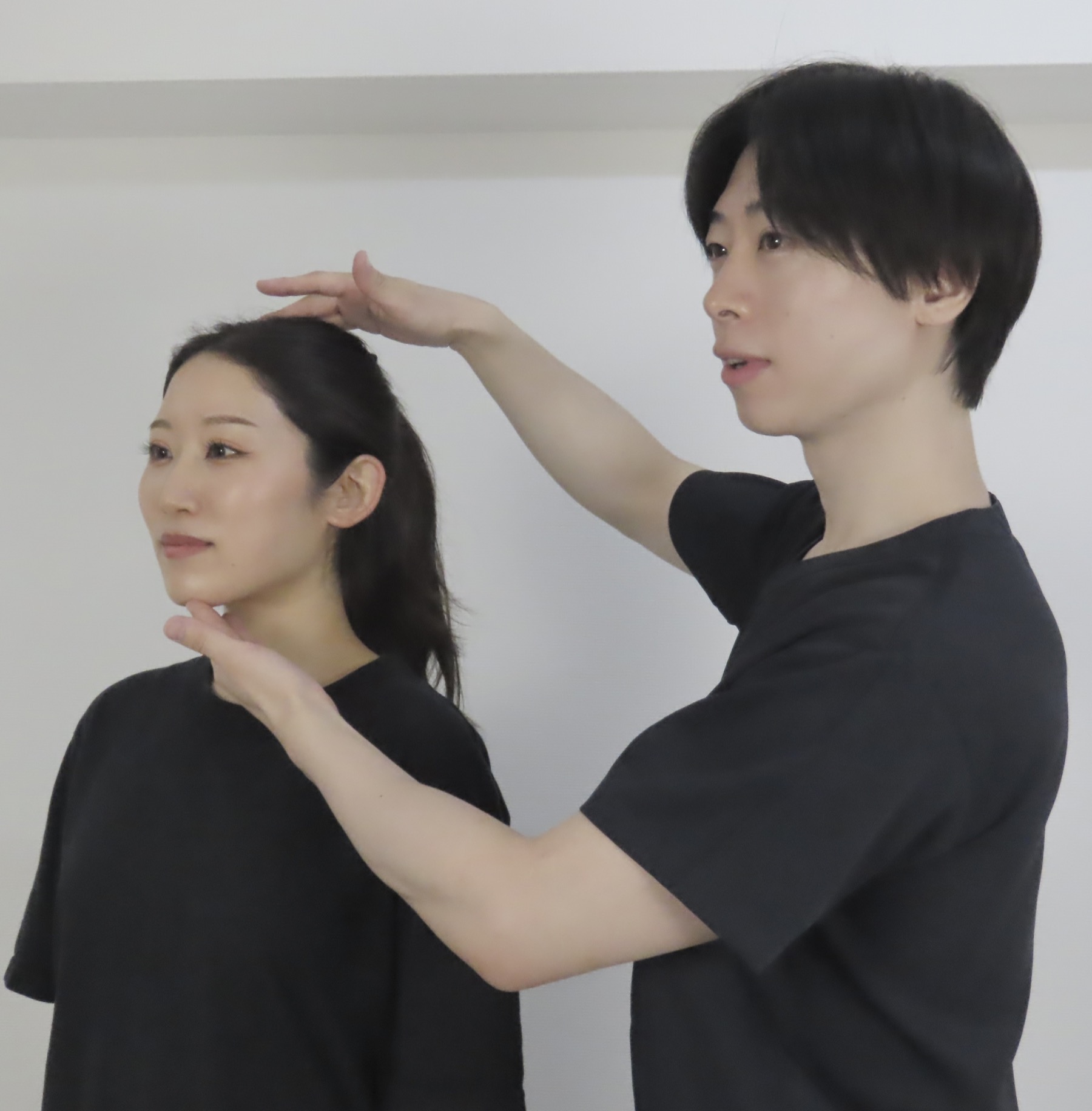 VION.代表の秋山閑樹が姿勢を確認する様子